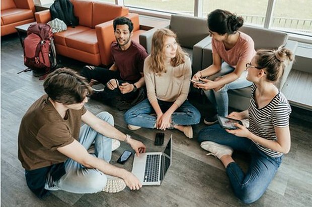 Estudiantes trabajando en equipo